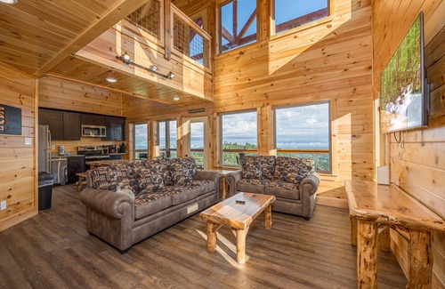 Gatlinburg - Pigeon Forge Cabin | Top O' the Mornin": 3 BR w/hot tub, views resort pool, & game room fun awaits!