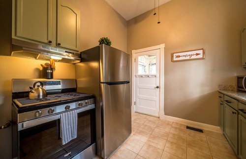 Vallejo Apartment | ~ Top of St. Vincent Hill ~ Walk to Farmers Market, SF Ferry, & Transit Hub ~
