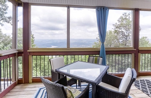 New Tazewell Cabin | Top-of-the-mountain retreat with lake and mountain views, central AC & W/D