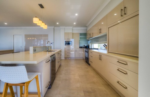 Toogoom House | Top of the Tide - Waterfront -6 beds-4 baths-Sleeps 15-WiFi-4 Smart TVs-Linen