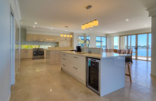 Toogoom House | Top of the Tide - Waterfront -6 beds-4 baths-Sleeps 15-WiFi-4 Smart TVs-Linen