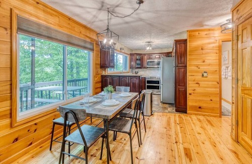 Walnut Mountain Cabin | *Top of Walnut Mtn* Hot Tub,Game Room, Fire Pit