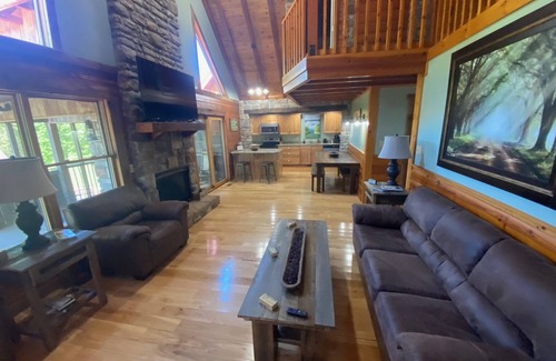Lucas Cabin | Top Rated 5 Star Exceptional Clean Luxury-fire pit-pool table-pet friendly!