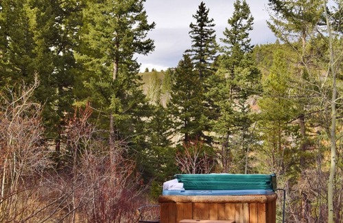 Bozeman Cabin | Top Rated Charming MT Cabin w Hot Tub, 10min Dwtn, MSU, 1hr Big Sky/Yellowstone