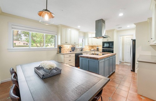 Granbury House | TOP-RATED! HOT TUB, KAYAKS, FISHING, BOAT DOCK! Granbury Paddle and Play Escape!
