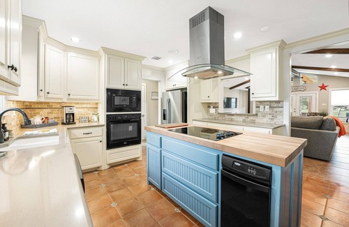 Granbury House | TOP-RATED! HOT TUB, KAYAKS, FISHING, BOAT DOCK! Granbury Paddle and Play Escape!