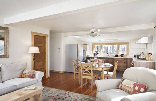 Woodstock Cottage | TOP RATED Romantic rustic luxury + flowing stream + walk to town = Brook Cottage
