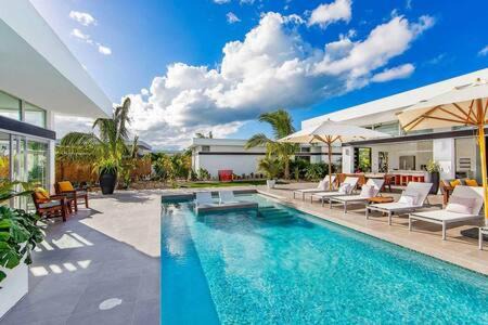 Long Bay Hills Villa | TOP Recommended Private Vacation Villa with Pool, Beach Access, Resort Amenities - White Villas v9