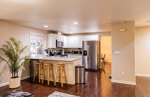 Vancouver House | Top Relaxation Spot! Hot tub, Grill, AC and WiFi in Vancouver