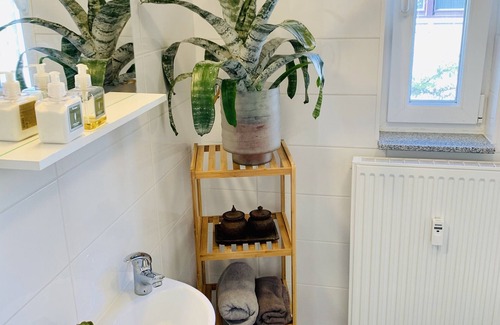 Homburg Apartment | Top renovated apartment below the University Hospital Homburg/with kitchen and bathroom