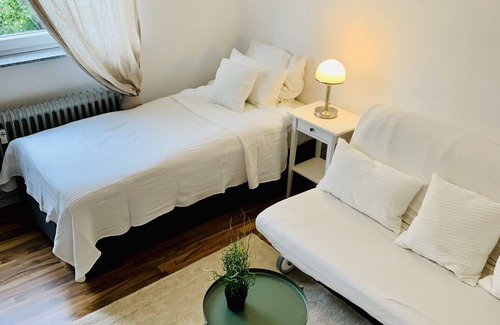 Homburg Apartment | Top renovated apartment below the University Hospital Homburg/with kitchen and bathroom