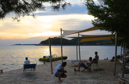Blato Apartment | Top studio for 2-3 people, directly on the sea, boat mooring, bike hit!