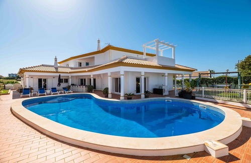 Olhos D'Agua Villa | Top Villa with large pool, in Albufeira, walking distance to the beach