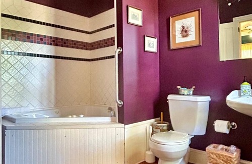 Adamstown Bed & Breakfast | Topaz Room at The Amethyst Inn B&B with jacuzzi tub and gourmet breakfast