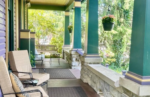 Adamstown Bed & Breakfast | Topaz Room at The Amethyst Inn B&B with jacuzzi tub and gourmet breakfast