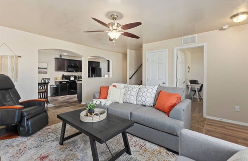 Meridian House | TopGolf Discount, Pets Welcome, Near St Lukes Perfect Location