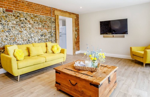 Toppesfield Cottage | Toppesfield Hall Luxury Cottage with Hot Tub
