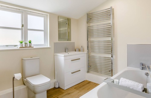 Toppesfield Cottage | Toppesfield Hall Luxury Cottage with Hot Tub