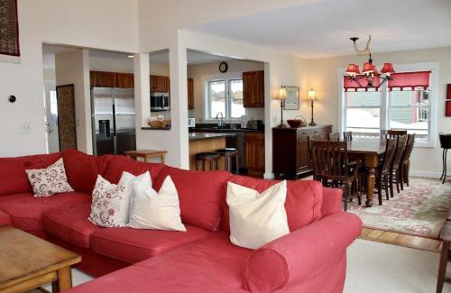 Central Vermont- Killington House | Topridge Townhome 3BR, 4BA with Hot Tub, Ski On Ski Off, Mountain Views and Sports Center