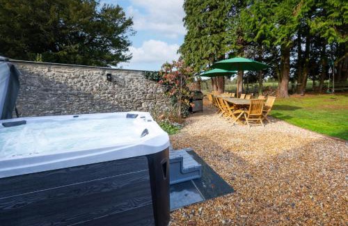 East Horrington House | Topside House - Beautiful 7 bedroom house with hottub wifi and parking near Bath Wells Frome