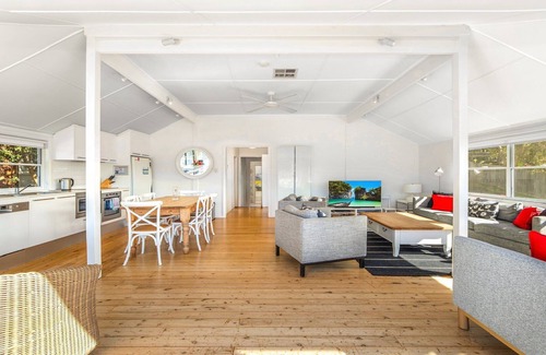 Hardys Bay House | 'Torcello:Waterfront on the Bay' by Accom Holidays