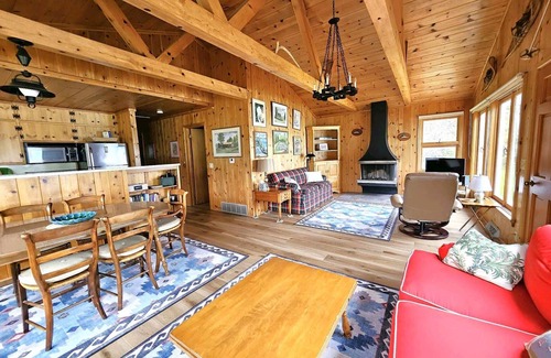 Bellaire House | TORCH LAKE CLASSIC COTTAGE
