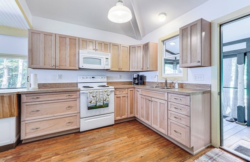 Alden Cottage | Torch Lake Getaway w/Private Beach + Boat Dock!
