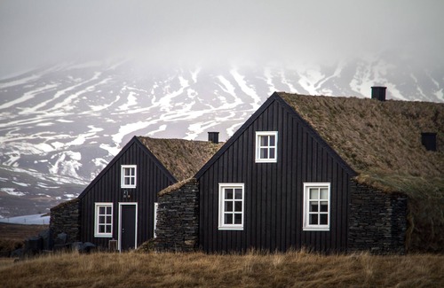 Kjarnholt Cabin | Torfhús Retreat