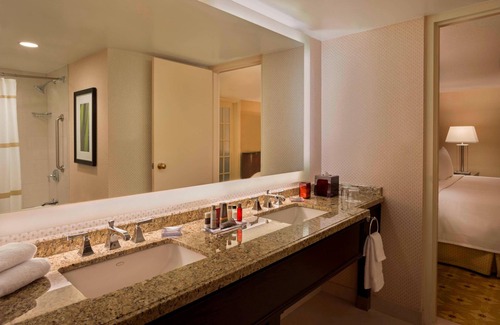 Etobicoke Hotel | Toronto Airport Marriott Hotel