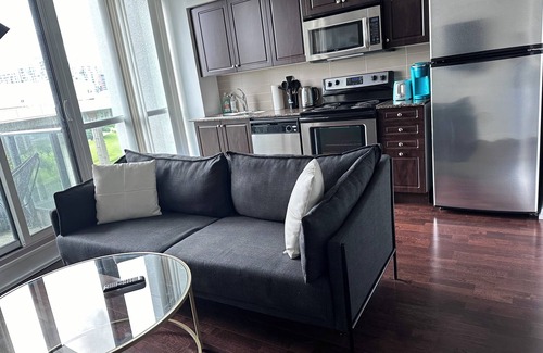 Fort York Condo | Toronto closer Budwiser walk Scotiabank arena 6mins with uber , Rogers Centre .
