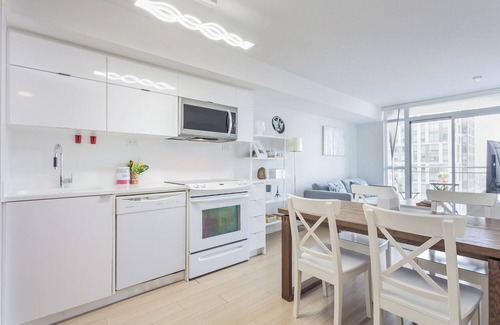 Wellington Place Condo | Toronto CN Tower lakeshore condo 1+1 2BR stunning Lake & City pink Sunset