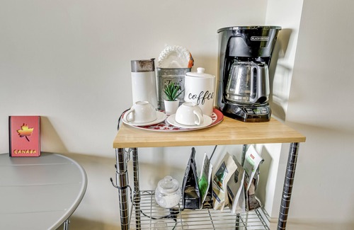 Bayview Village Condo | Toronto Furnished Condo - Modern 1 Bed, 1 Bath Corner Suite. 6 month+ Stays