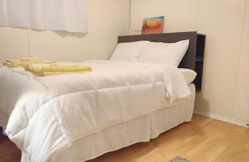 Bayview Woods - Steeles House | Toronto vacation home in North York with free parking