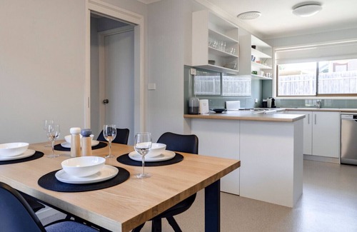 Torquay House | Torquay Treasure, close to the beach and shops