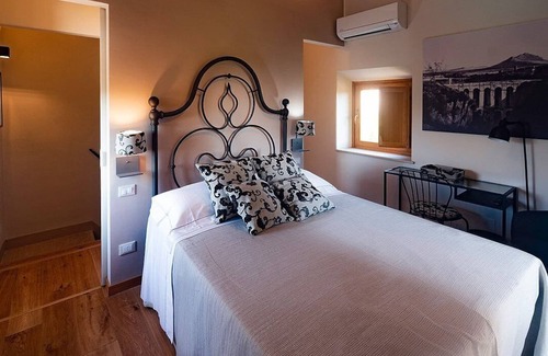 Civita Castellana House | Torre Laerzia: A characteristic and welcoming three-story ancient watch tower located in a historical archaeological site, with Free WI-FI.