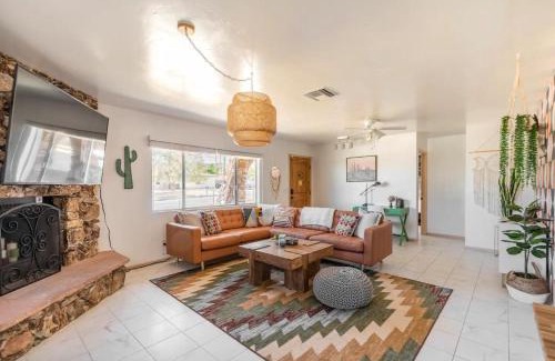Yucca Valley House | Tortoise Oasis - Hot tub, Shuffleboard, & More!