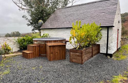 Silverbridge Apartment | Tosses Cottage - Secluded cottage with hot tub