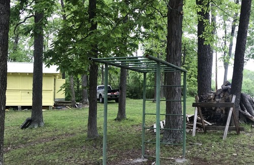 Renault Cabin | TOTAL ECLIPSE APRIL 8, Cabin on 40 Acres, Two RV Power Spots, Lake!