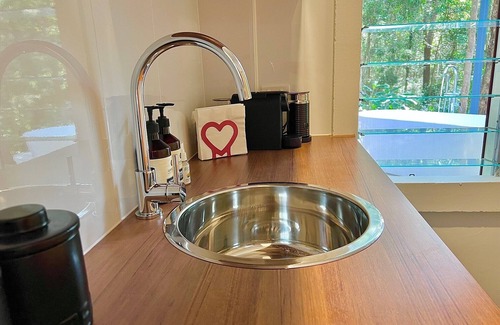 Reesville Cottage | Total Eden Luxury Stay-Outdoor Bath & King Bed