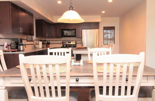 Montrose House | Totally Remodeled- All New Furnishings- Backs to Golf Course- Great Base Camp