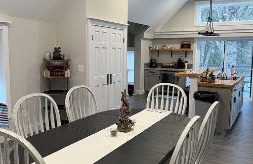 Newbury House | Totally Renovated 1800 FarmhousenMinutes from both the Mountain and Laken