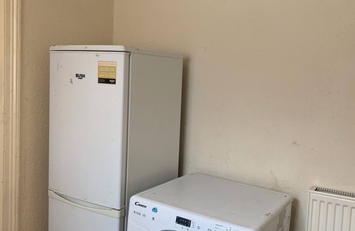 Tottenham Hale Apartment | Tottenham Hale Station 3 BED Flat -sleeps 10 Ideal Shop & Sports Stadium Stays