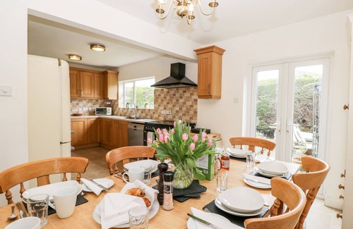 Colerne House | TOTTS HOUSE, pet friendly, with open fire in Colerne