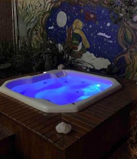 Alto Paraiso de Goias House | Toucan House Sleeps 6 - with AC & Jacuzzi!