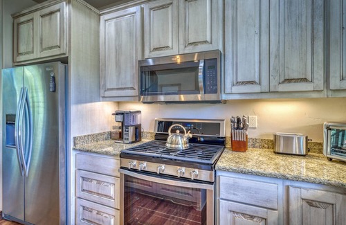 Pagosa Highlands House | Touch of Green: Pet-Friendly, Hot Tub, Garage, Games, Weber Charcoal Grill and Views of Hatcher Lake