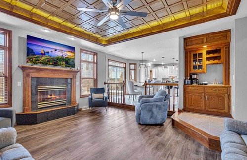Howard House | Touchdown Retreat – Indoor Pool, Hot Tub & Games!