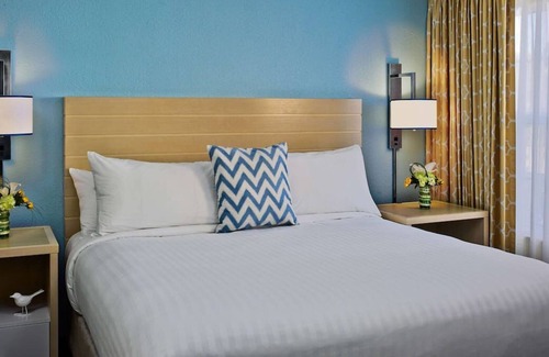 Houston House | Tour Around! Close to Exploration Green, Full Kitchen, FREE Breakfast, Pool!