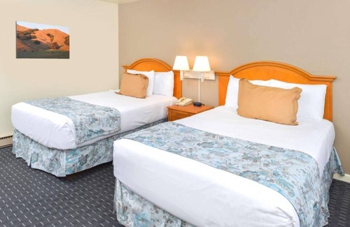 Solvang Hotel | Tour Around Solvang! Pool, Continental Breakfast, Near Alisal Commons Park