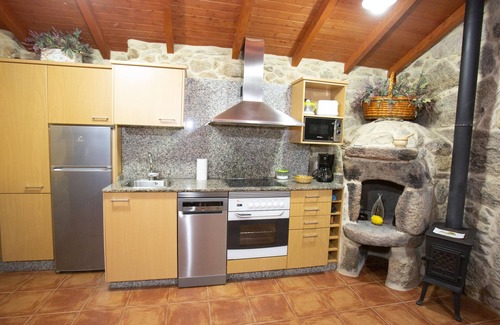 Ponte Caldelas Cottage | Tourist cottage Pontecaldelas, Pontevedra, garden 700 m2 with barbecue,