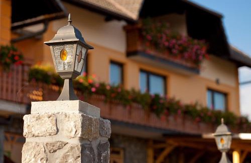 Gorenja Vas pri Smarjeti Apartment | Tourist Farm Škrbina